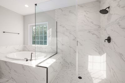 Panneau mural de douche : guide pour une salle de bain moderne